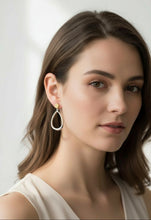Load image into Gallery viewer, Hollow Dew Earrings