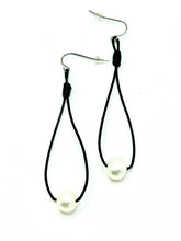 Load image into Gallery viewer, Noir Pearl Arc Earrings