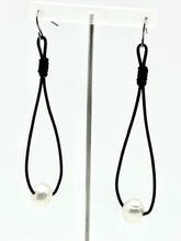 Load image into Gallery viewer, Noir Pearl Arc Earrings